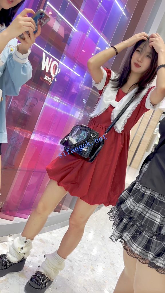 【KFC】长裙学生妹和舍友逛街·有说有笑毫无察觉身后被CD【1V】【1.37G】 3 【KFC】长裙学生妹和舍友逛街·有说有笑毫无察觉身后被CD【1V】【1.37G】 3