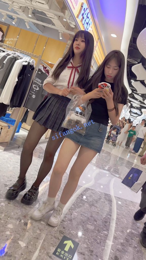 ⭐JK制服学生妹·黑丝短裙白边内·翘屁股直接把相机塞进去CD【1V】【1.44G】 4