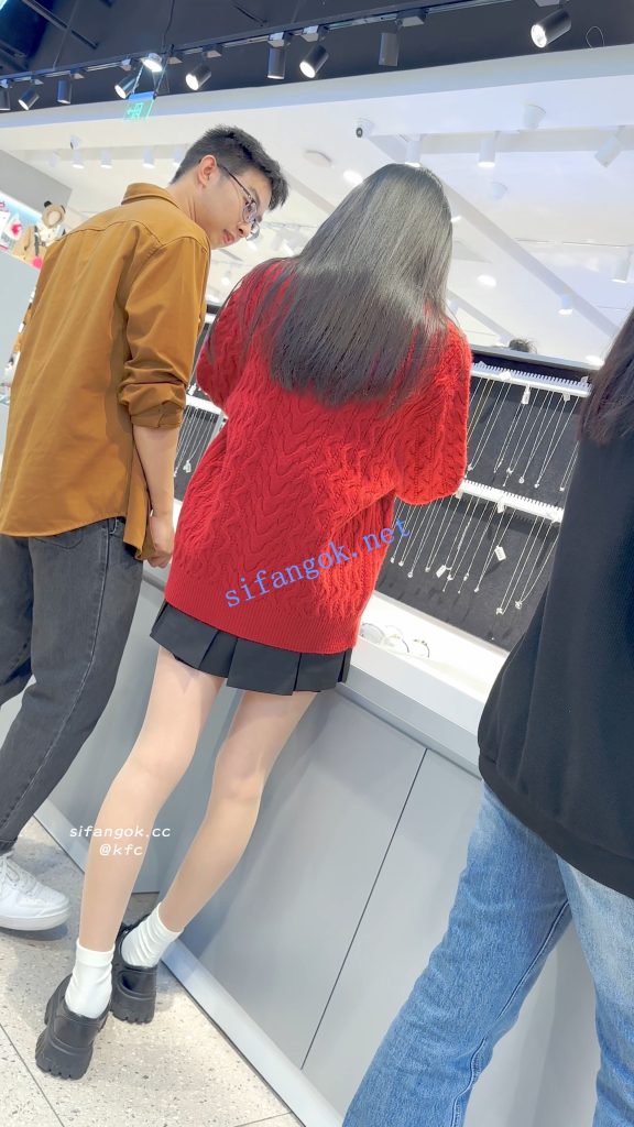 【KFC】短裙学生妹和男友甜蜜逛街·肉色丝袜白色内内前后CD【1V】【907M】 10