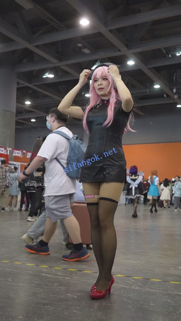 【xxn-361】黑色开衩旗袍cos小姐姐..条纹内裤穿在肉丝外面【1V】【532M】 6