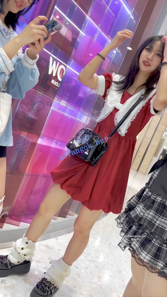 【KFC】长裙学生妹和舍友逛街·有说有笑毫无察觉身后被CD【1V】【1.37G】 11 【KFC】长裙学生妹和舍友逛街·有说有笑毫无察觉身后被CD【1V】【1.37G】 11