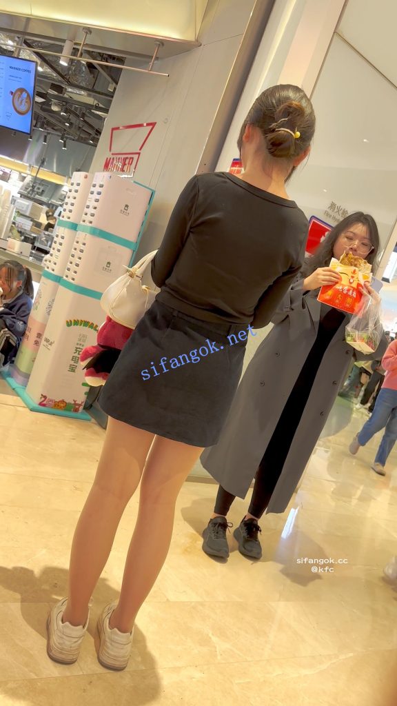 【KFC】短裙学生妹独自逛街等人·透明丝袜白色内内前后CD【1V】【494M】 12