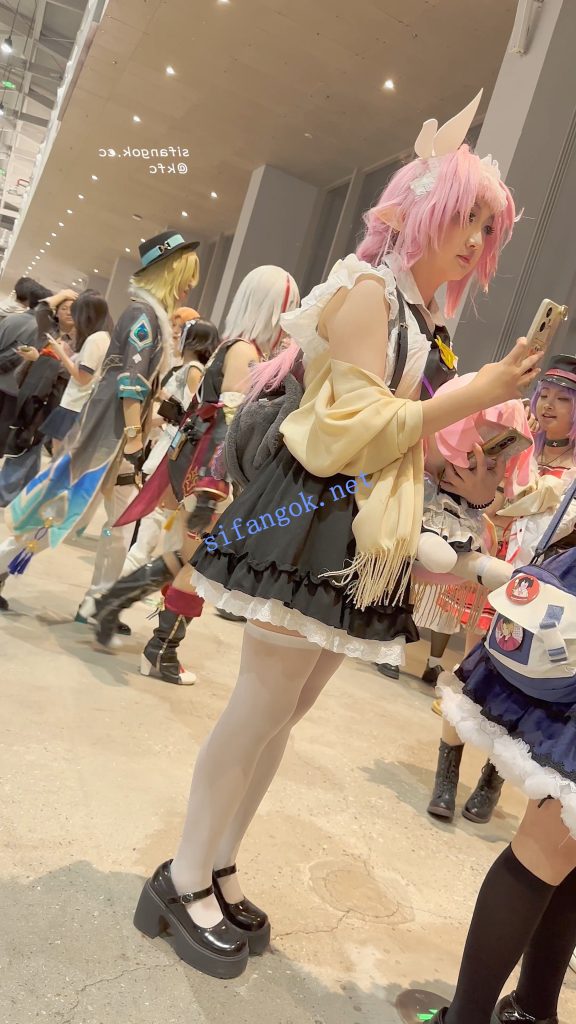 【KFC】学生妹COSER逛街拍照·过膝白丝·翘屁股露出白色内内【1V】【680M】 4