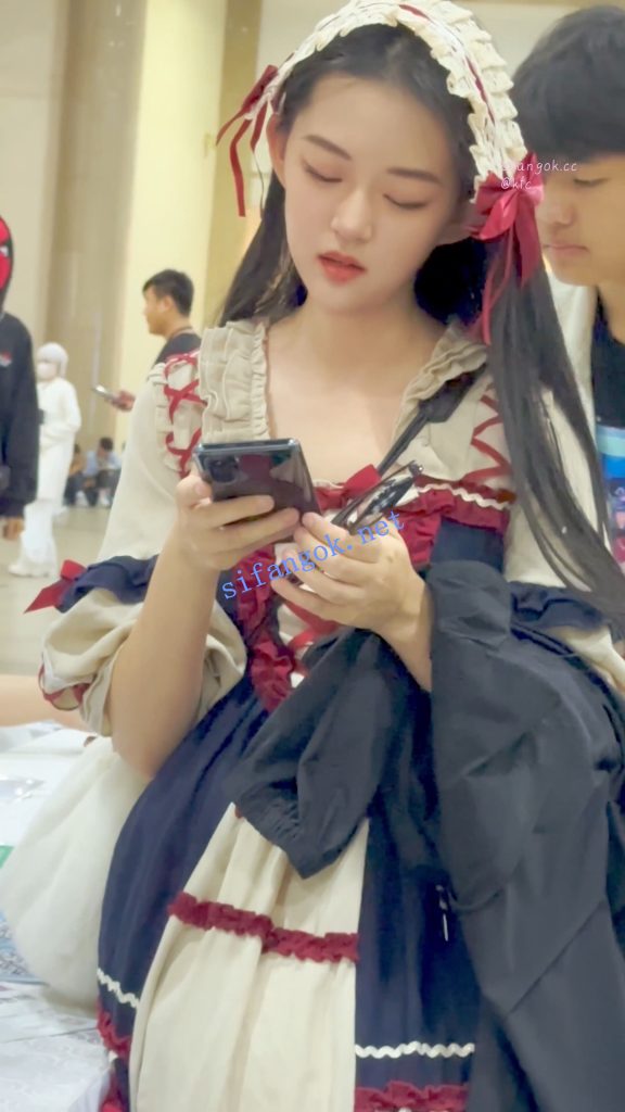 【KFC】萝莉塔群学生妹专注玩手机·过膝白丝白内低角度CD【1V】【883M】 2