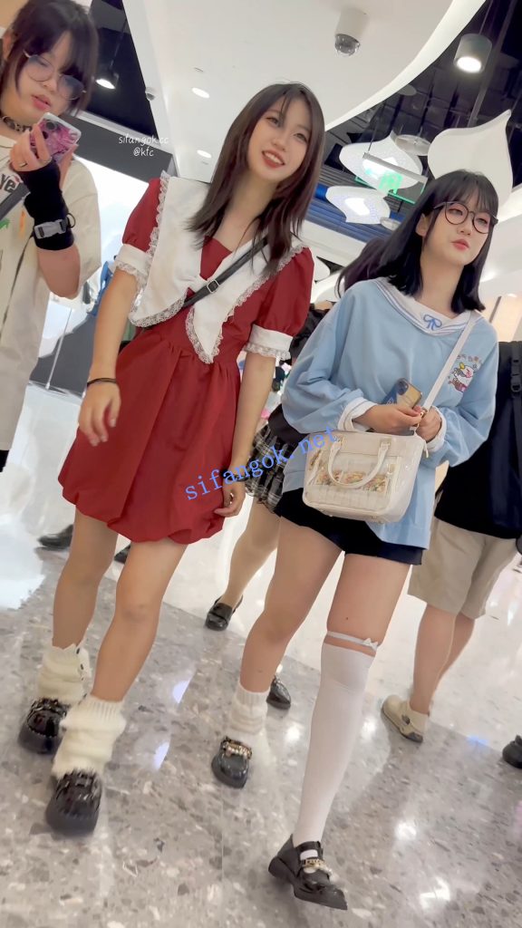 【KFC】长裙学生妹和舍友逛街·有说有笑毫无察觉身后被CD【1V】【1.37G】 17 【KFC】长裙学生妹和舍友逛街·有说有笑毫无察觉身后被CD【1V】【1.37G】 17