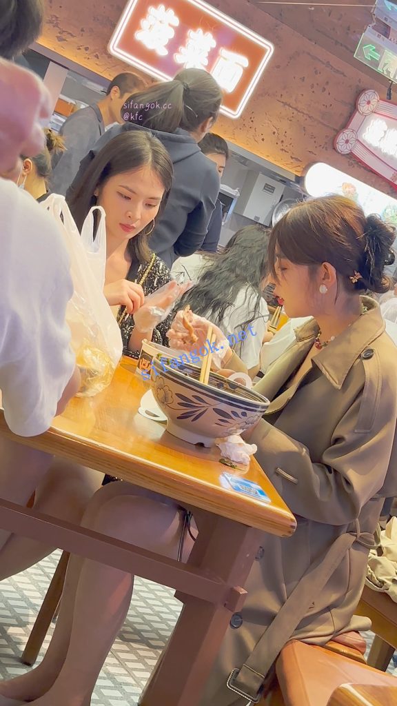 【KFC】两个骚货逛街·短裙骚窄内一箭双雕·同好也忍不住偷拍【1V】【1.06G】 12