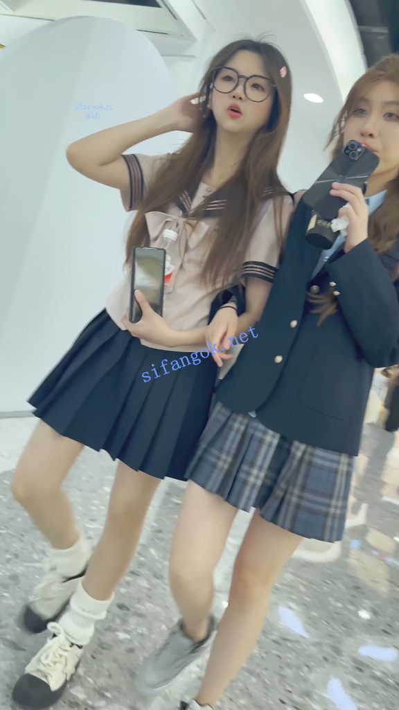 【KFC】JK学生妹和闺蜜逛街·肉色丝袜灰色内内全夹进屁股里【1V】【854M】 7