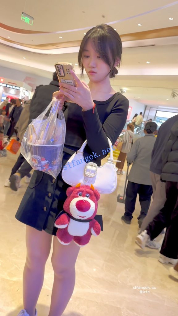 【KFC】短裙学生妹独自逛街等人·透明丝袜白色内内前后CD【1V】【494M】 9