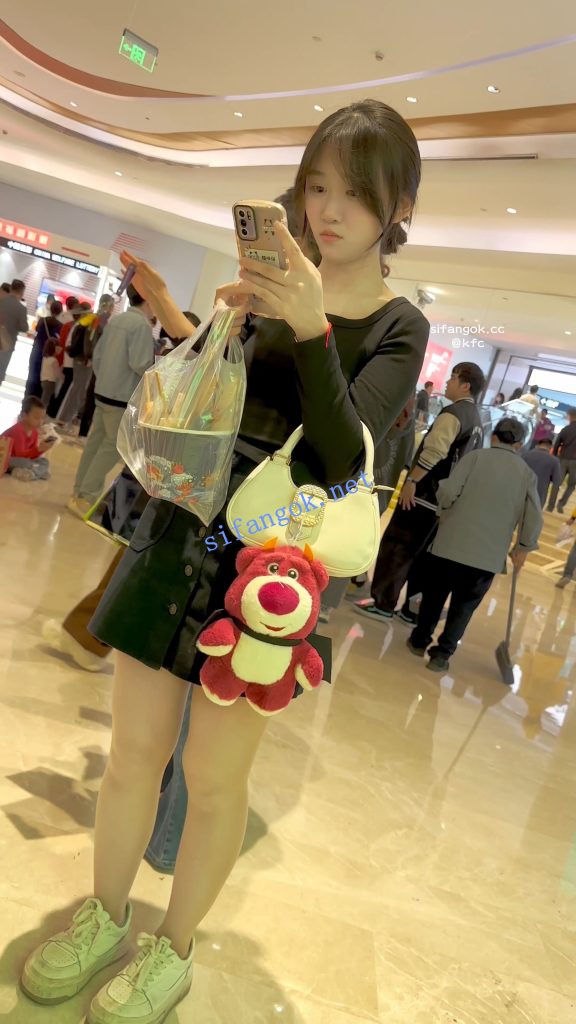 【KFC】短裙学生妹独自逛街等人·透明丝袜白色内内前后CD【1V】【494M】 1