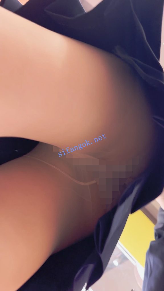 【KFC】JK学生妹和闺蜜逛街·肉色丝袜灰色内内全夹进屁股里【1V】【854M】 2