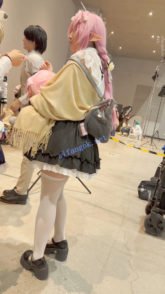 【KFC】学生妹COSER逛街拍照·过膝白丝·翘屁股露出白色内内【1V】【680M】 3