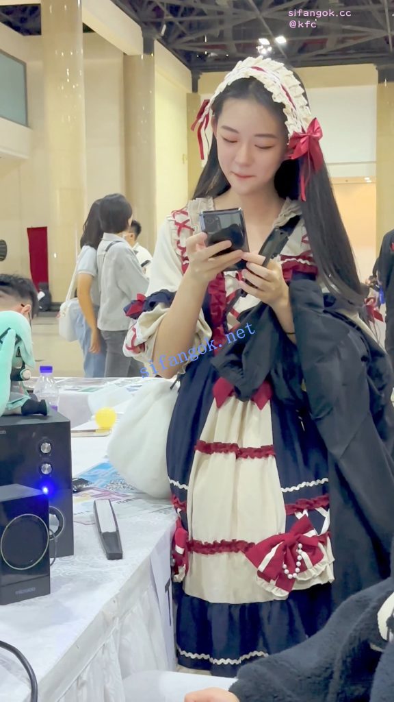 【KFC】萝莉塔群学生妹专注玩手机·过膝白丝白内低角度CD【1V】【883M】 6