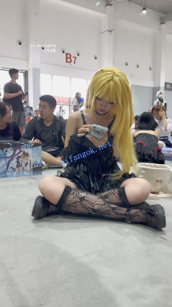 【KFC】短网袜COSER专注玩手机·白色内内露在外面前后CD【1V】【495M】 9