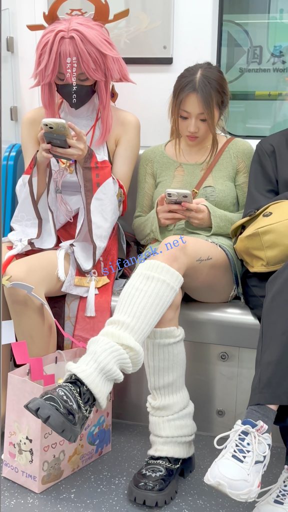 【KFC】露背装学生妹和闺蜜逛街·过膝袜灰色窄内骚气外露【1V】【838M】 12