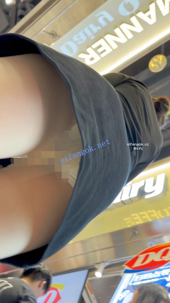 【KFC】短裙学生妹独自逛街等人·透明丝袜白色内内前后CD【1V】【494M】 11