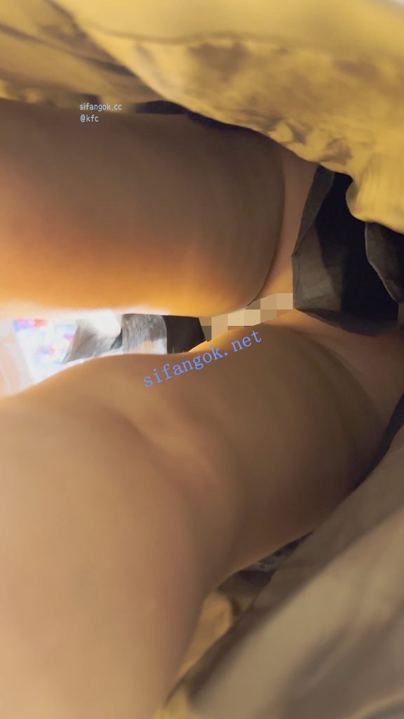 【KFC】两个骚货逛街·短裙骚窄内一箭双雕·同好也忍不住偷拍【1V】【1.06G】 13