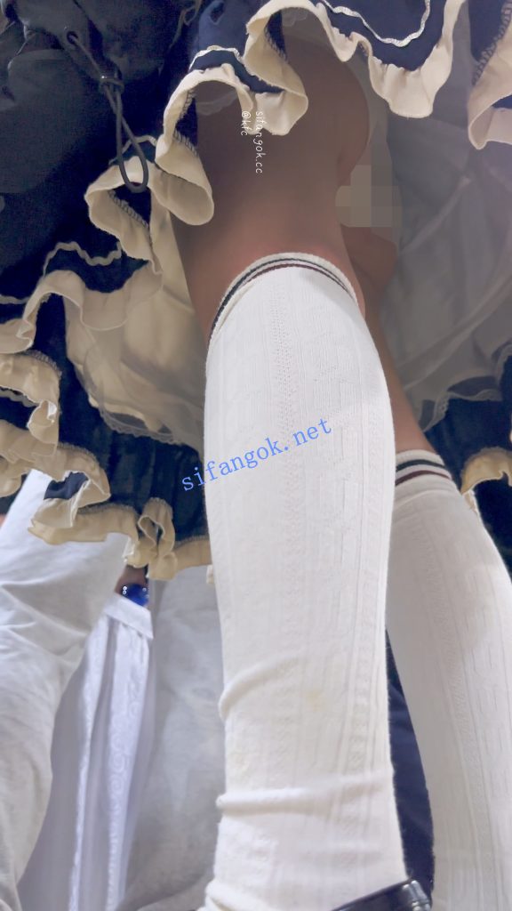 【KFC】萝莉塔群学生妹专注玩手机·过膝白丝白内低角度CD【1V】【883M】 9