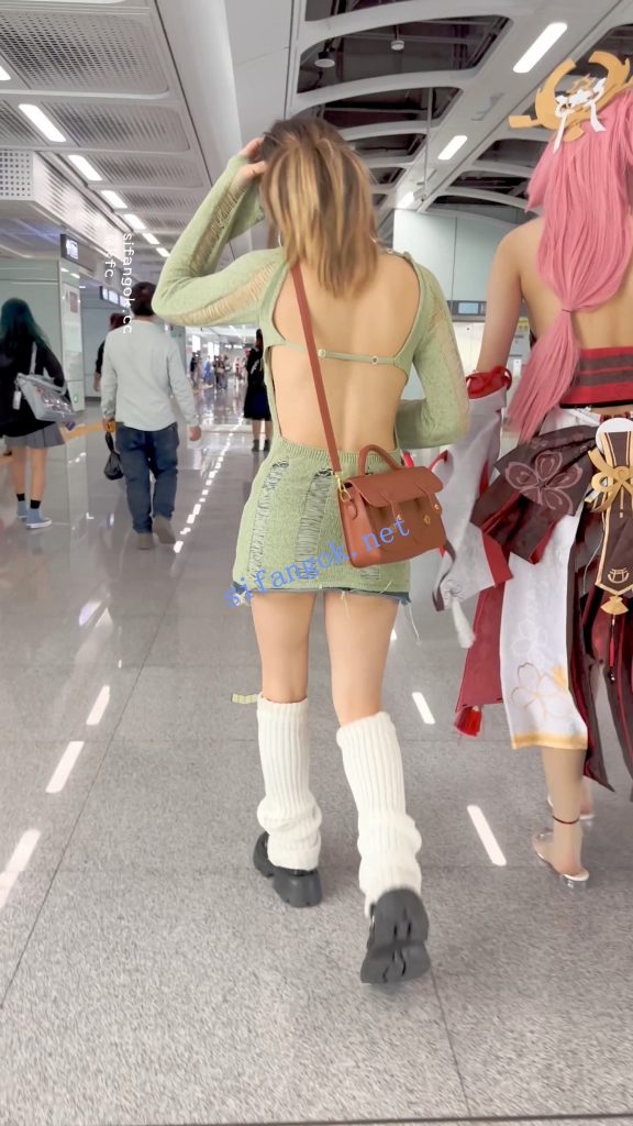 【KFC】露背装学生妹和闺蜜逛街·过膝袜灰色窄内骚气外露【1V】【838M】 11