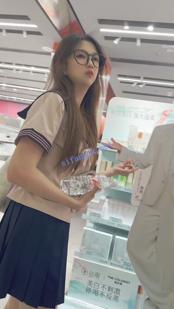 【KFC】JK学生妹和闺蜜逛街·肉色丝袜灰色内内全夹进屁股里【1V】【854M】 11