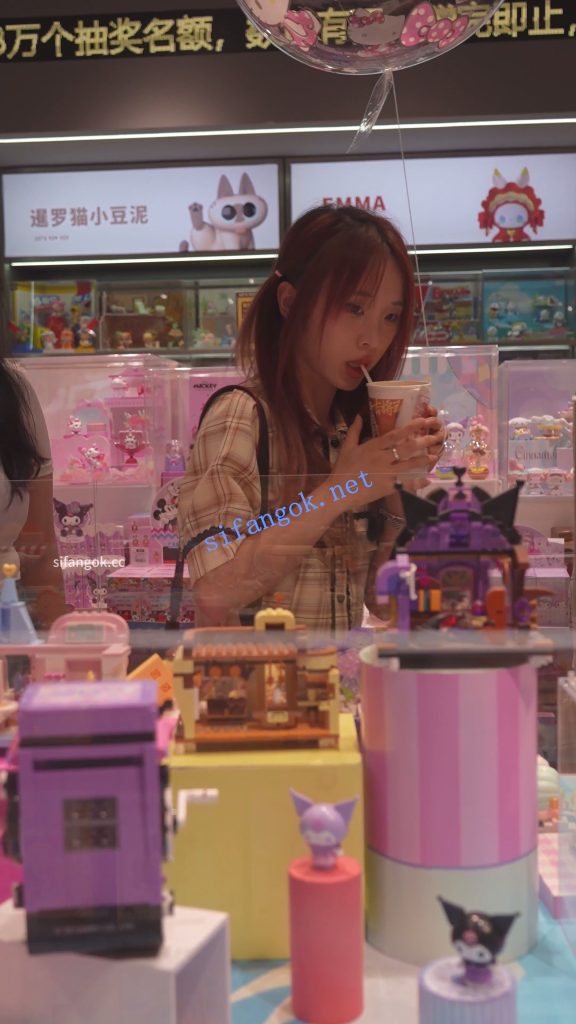 (BC-AA-649)格子长裙小姐姐买盲盒..笑容甜美男友面前被抄底【1V】【310M】 2