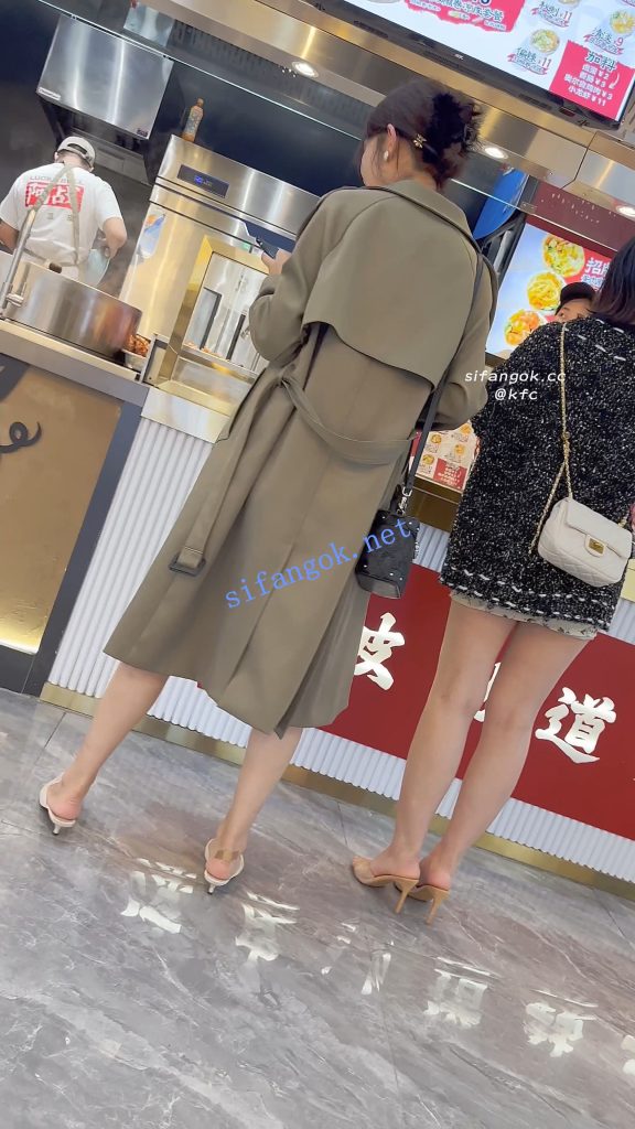 【KFC】两个骚货逛街·短裙骚窄内一箭双雕·同好也忍不住偷拍【1V】【1.06G】 9