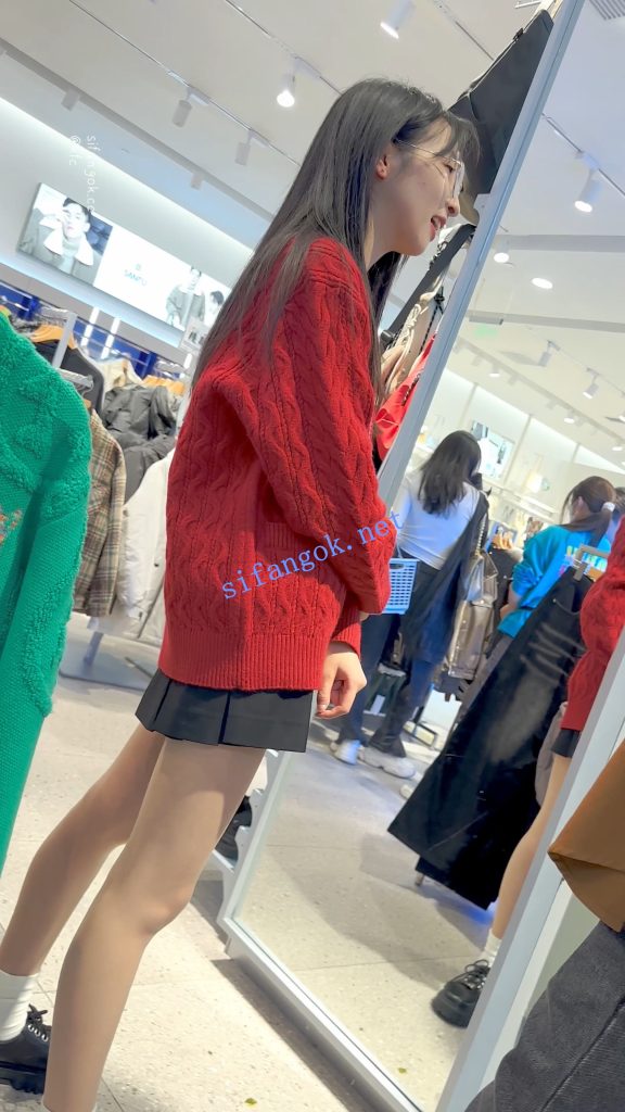 【KFC】短裙学生妹和男友甜蜜逛街·肉色丝袜白色内内前后CD【1V】【907M】 16