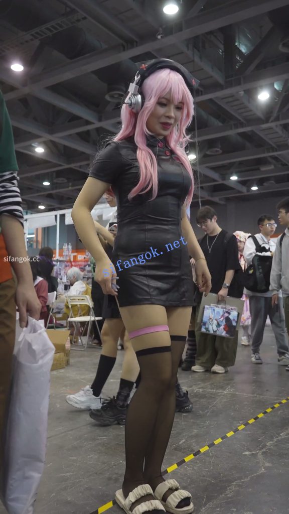 【xxn-361】黑色开衩旗袍cos小姐姐..条纹内裤穿在肉丝外面【1V】【532M】 2