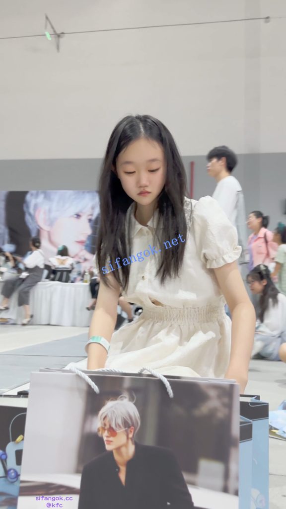 【KFC】长裙学生妹逛街·毫无察觉两腿中的相机·白色一次性内【1V】【553M】 3