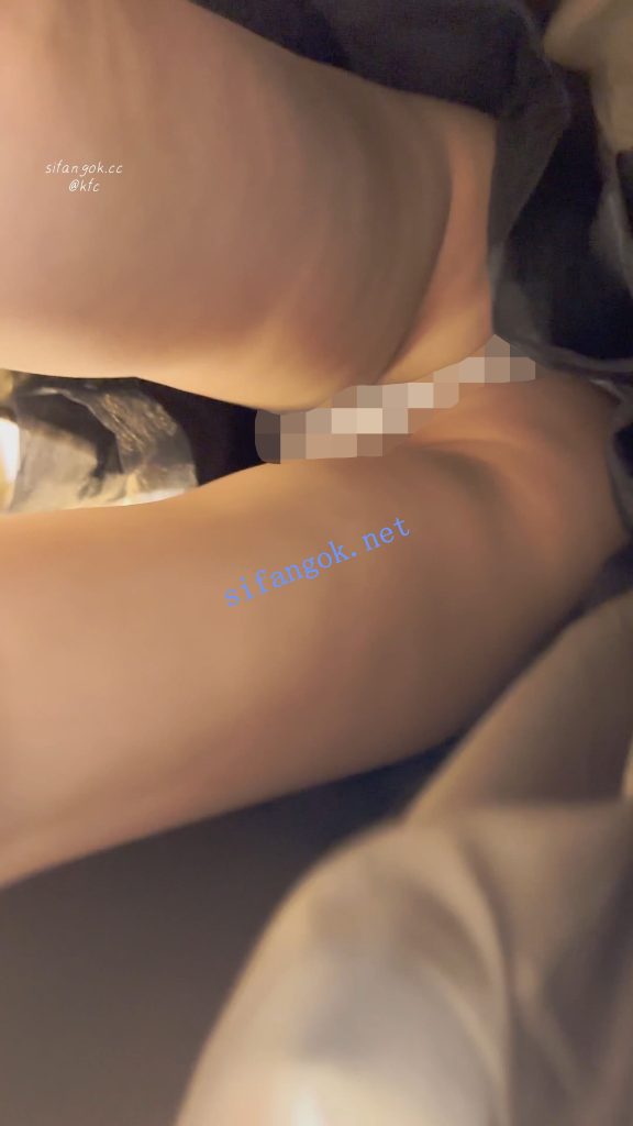 【KFC】两个骚货逛街·短裙骚窄内一箭双雕·同好也忍不住偷拍【1V】【1.06G】 4