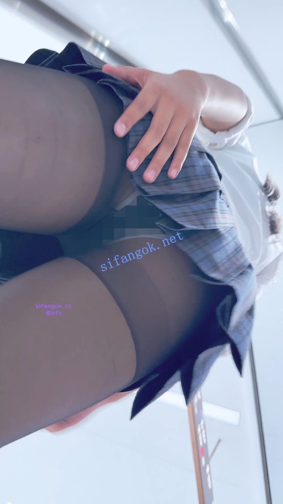 ⭐JK制服学生妹·黑丝短裙白边内·翘屁股直接把相机塞进去CD【1V】【1.44G】 12