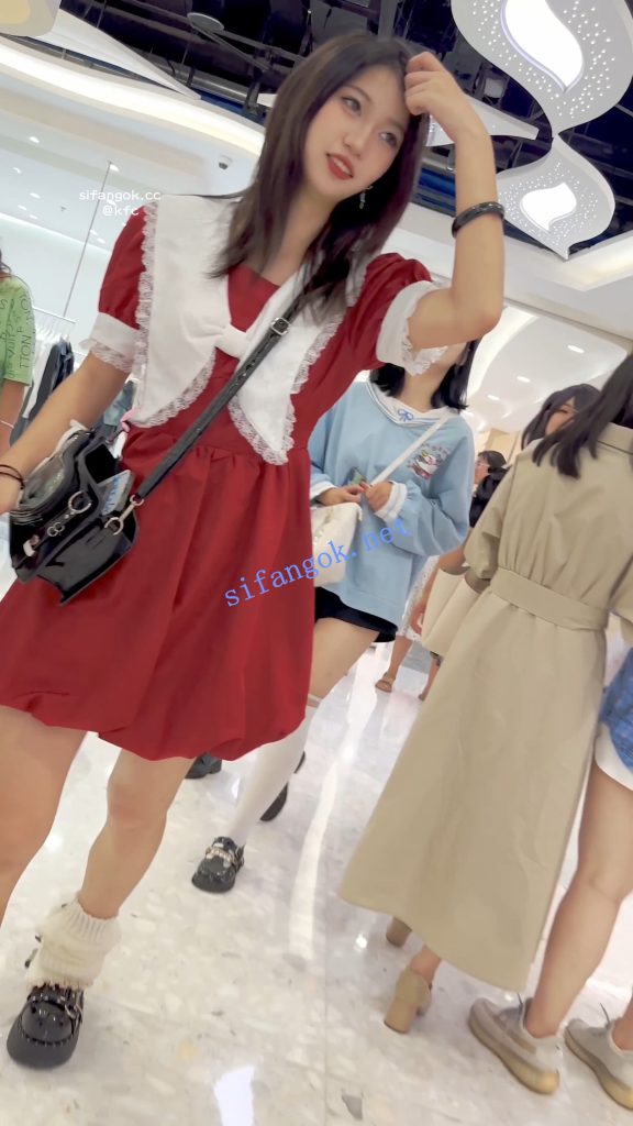 【KFC】长裙学生妹和舍友逛街·有说有笑毫无察觉身后被CD【1V】【1.37G】 9 【KFC】长裙学生妹和舍友逛街·有说有笑毫无察觉身后被CD【1V】【1.37G】 9