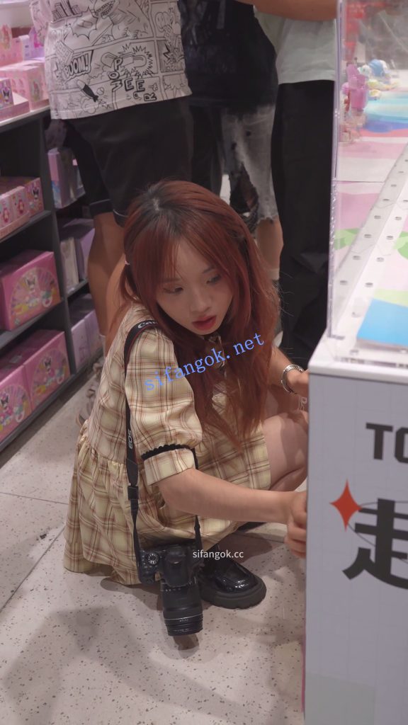 (BC-AA-649)格子长裙小姐姐买盲盒..笑容甜美男友面前被抄底【1V】【310M】 8