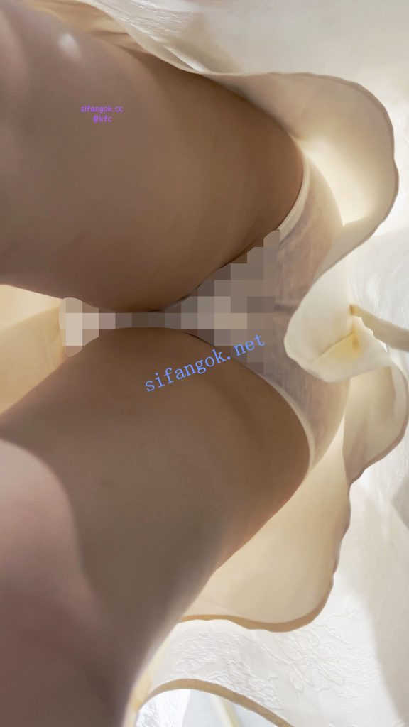 【KFC】长裙学生妹逛街·毫无察觉两腿中的相机·白色一次性内【1V】【553M】 4