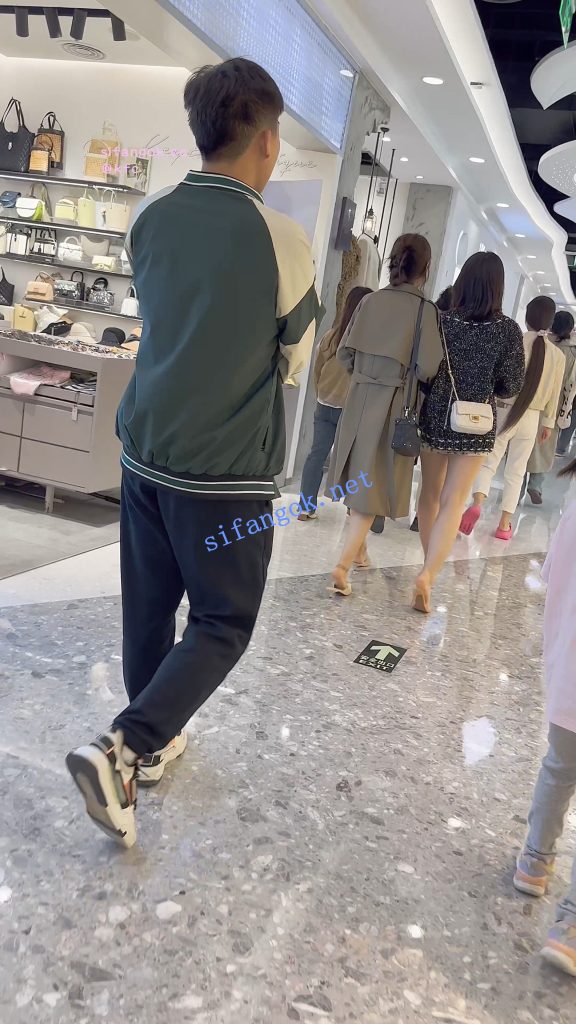 【KFC】两个骚货逛街·短裙骚窄内一箭双雕·同好也忍不住偷拍【1V】【1.06G】 15