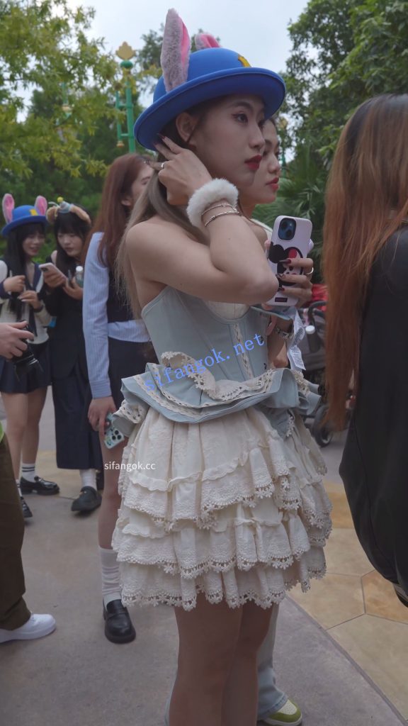 (BC-AA-658)公主裙小姐姐拍照走光..抄底浅黄内夹出13缝【1V】【591M】 4