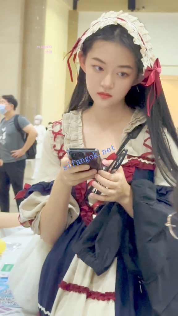 【KFC】萝莉塔群学生妹专注玩手机·过膝白丝白内低角度CD【1V】【883M】 3