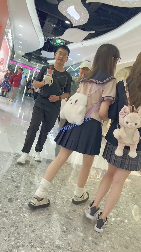 【KFC】JK学生妹和闺蜜逛街·肉色丝袜灰色内内全夹进屁股里【1V】【854M】 14