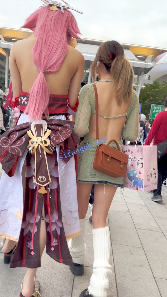 【KFC】露背装学生妹和闺蜜逛街·过膝袜灰色窄内骚气外露【1V】【838M】 9