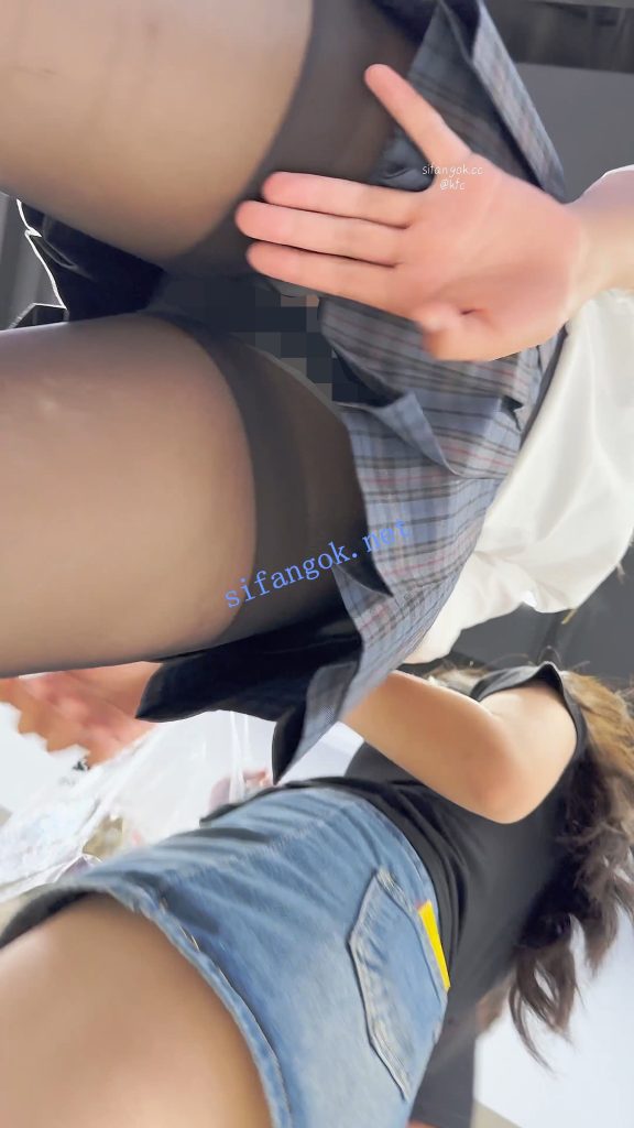 ⭐JK制服学生妹·黑丝短裙白边内·翘屁股直接把相机塞进去CD【1V】【1.44G】 8