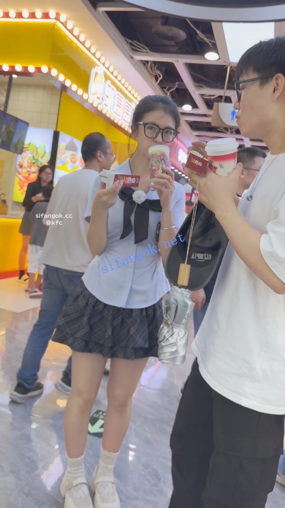 【KFC】JK制服学生妹和男友买奶茶·短裙白色内内低角度超长CD【1V】【1.29G】 13