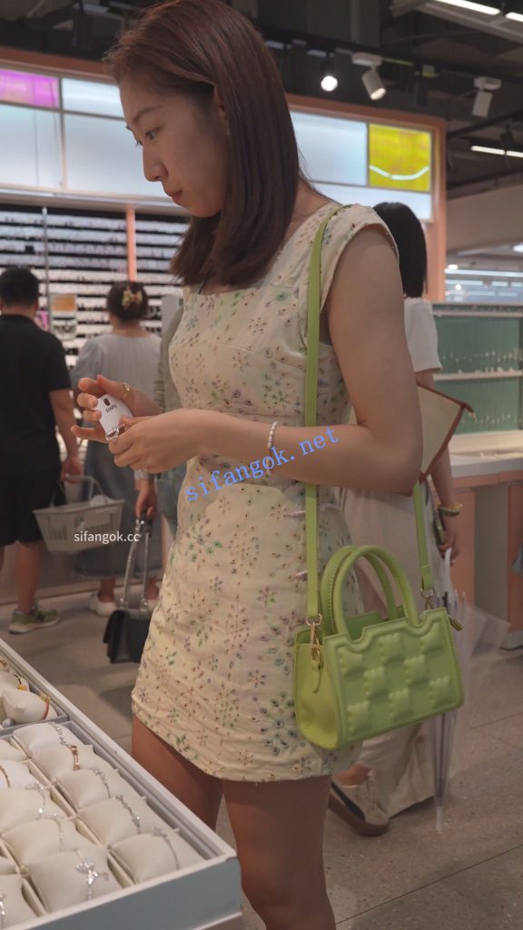 (BC-AA-652)超短花裙小姐姐..镜头前多次弯腰..男友面前CD【1V】【275M】 6