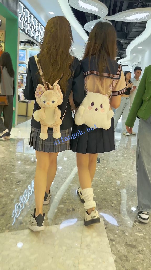 【KFC】JK学生妹和闺蜜逛街·肉色丝袜灰色内内全夹进屁股里【1V】【854M】 3