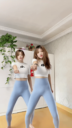 快手127W粉双胞胎欣彤欣慧 瑜伽裤骚B顶顶福利舞 撅臀内裤诱【17V】【709M】 19