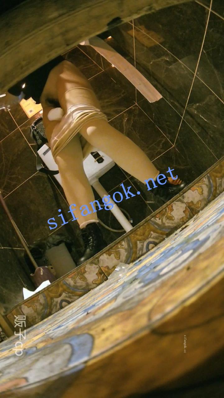 ✅全网首发【酒吧全景厕拍】各种黑丝高跟 美女如云 12 16