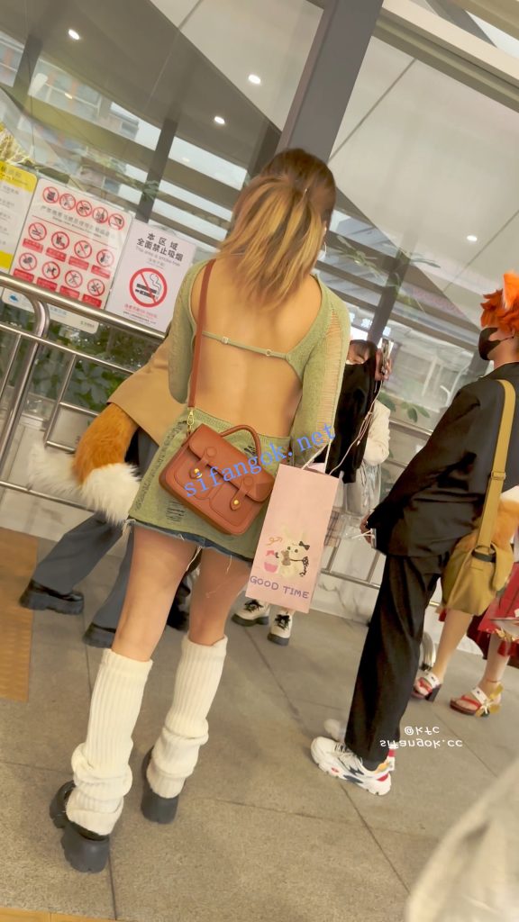 【KFC】露背装学生妹和闺蜜逛街·过膝袜灰色窄内骚气外露【1V】【838M】 14