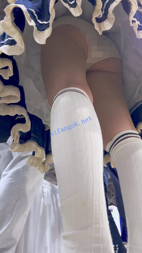 【KFC】萝莉塔群学生妹专注玩手机·过膝白丝白内低角度CD【1V】【883M】 10