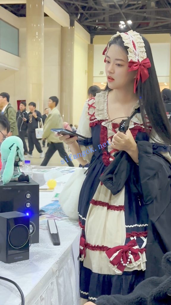 【KFC】萝莉塔群学生妹专注玩手机·过膝白丝白内低角度CD【1V】【883M】 8