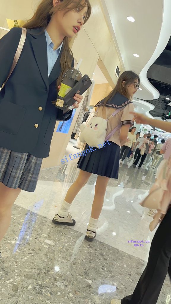 【KFC】JK学生妹和闺蜜逛街·肉色丝袜灰色内内全夹进屁股里【1V】【854M】 12