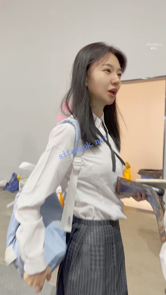 【KFC】制服JK气质学生妹和闺蜜逛街·短裙黑丝袜白内前后CD【1V】【315M】 4 【KFC】制服JK气质学生妹和闺蜜逛街·短裙黑丝袜白内前后CD【1V】【315M】 4