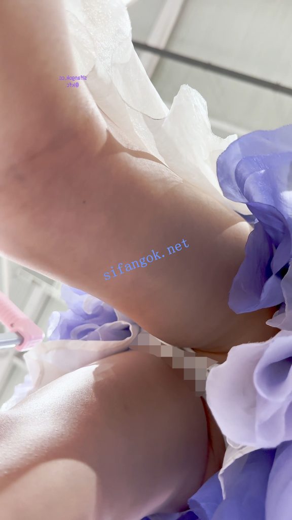 【KFC】极品美女COSER和闺蜜逛街·弯腰露出白色内内贴着拍【1V】【603M】 9